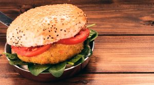 Recepta per fer una burger de quinoa vegana