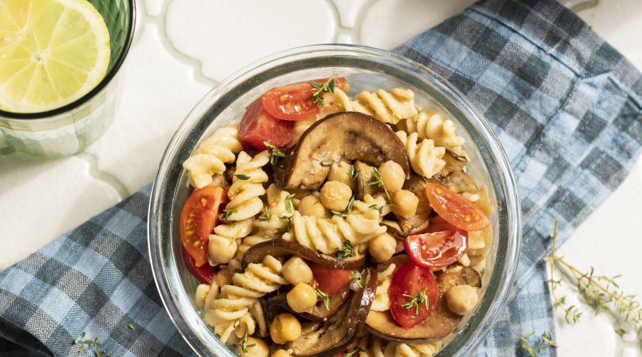  Fusilli integrales con garbanzos, berenjenas y tomates