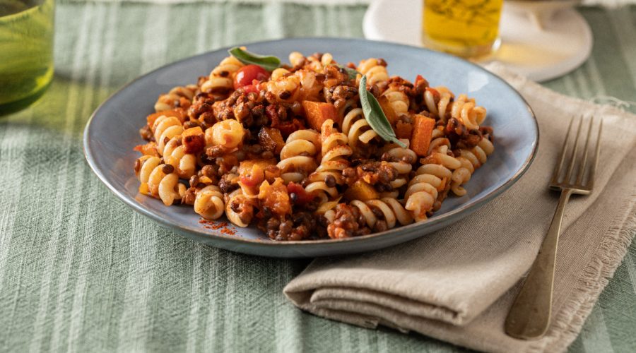 Pasta con ragú de lentejas y calabaza