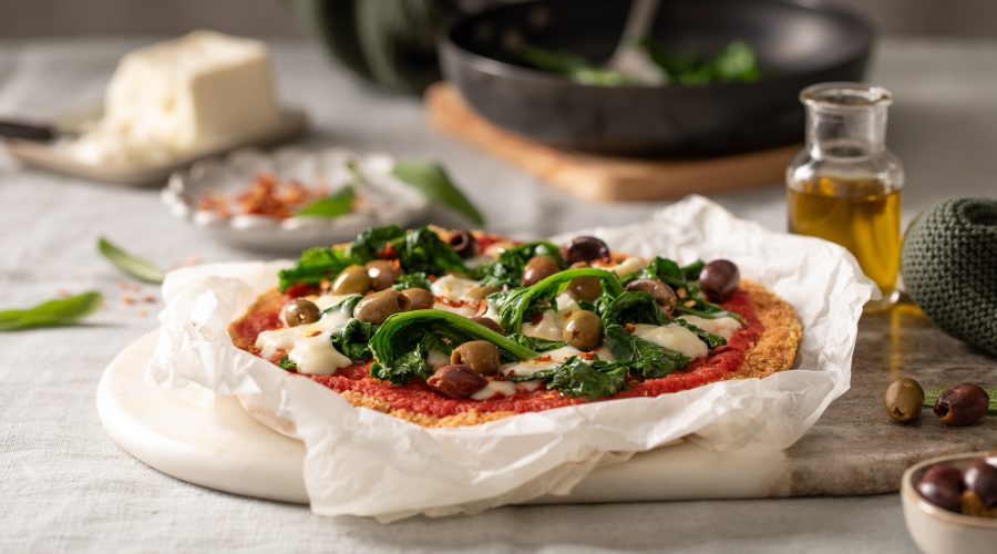 Pizza de coliflor con tomate y acelgas