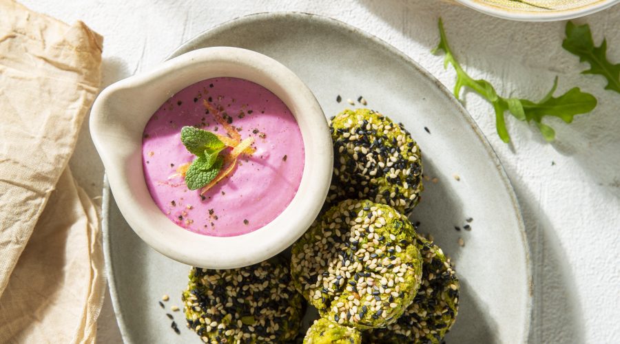 Croquetas de guisantes con salsa de remolacha