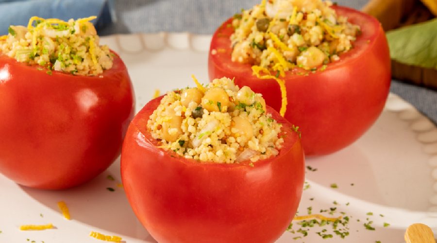 Tomates rellenos de garbanzos y cuscús