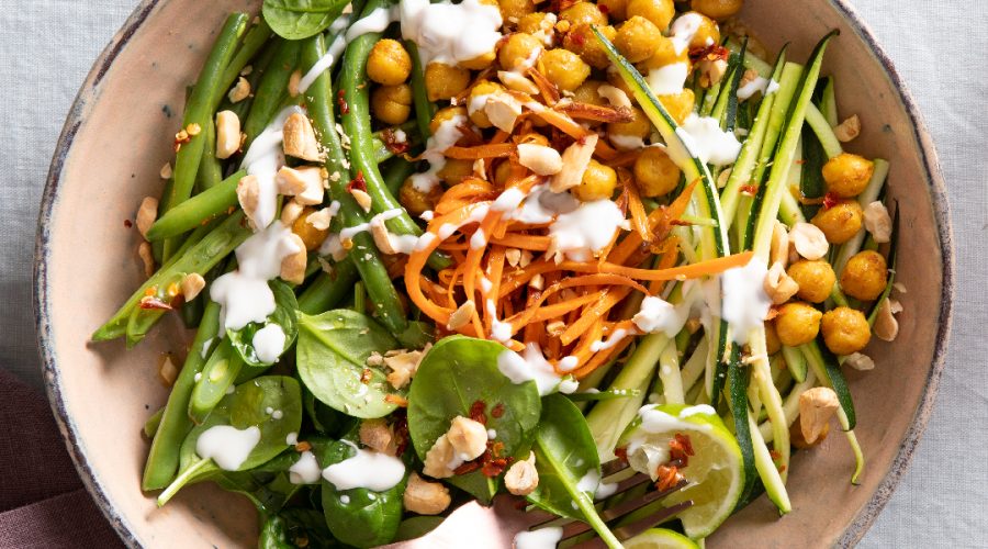 Ensalada de hojas verdes con garbanzos al curry y aderezo de yogur