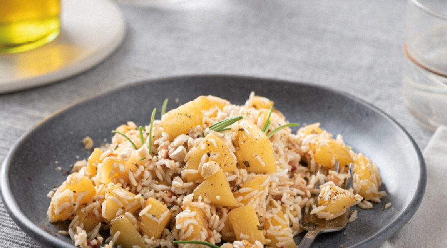 Arroz salteado con manzanas y romero