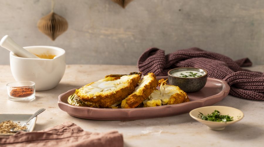 COLIFLOR ASADA AL ESTILO HINDÚ CON SALSA DE YOGUR Y PEREJIL