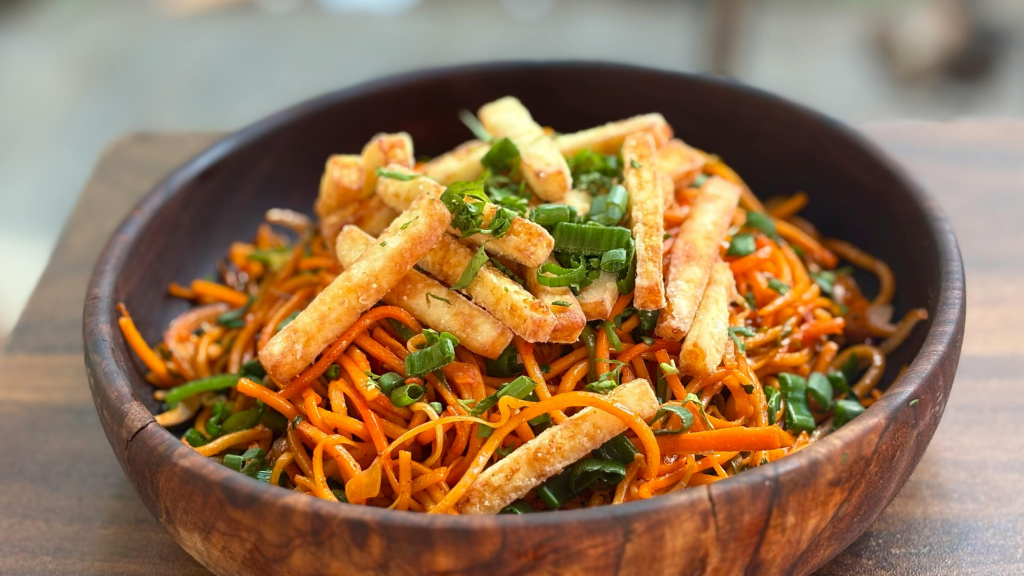 Noodles d’arròs integral amb tempeh i verdures bio