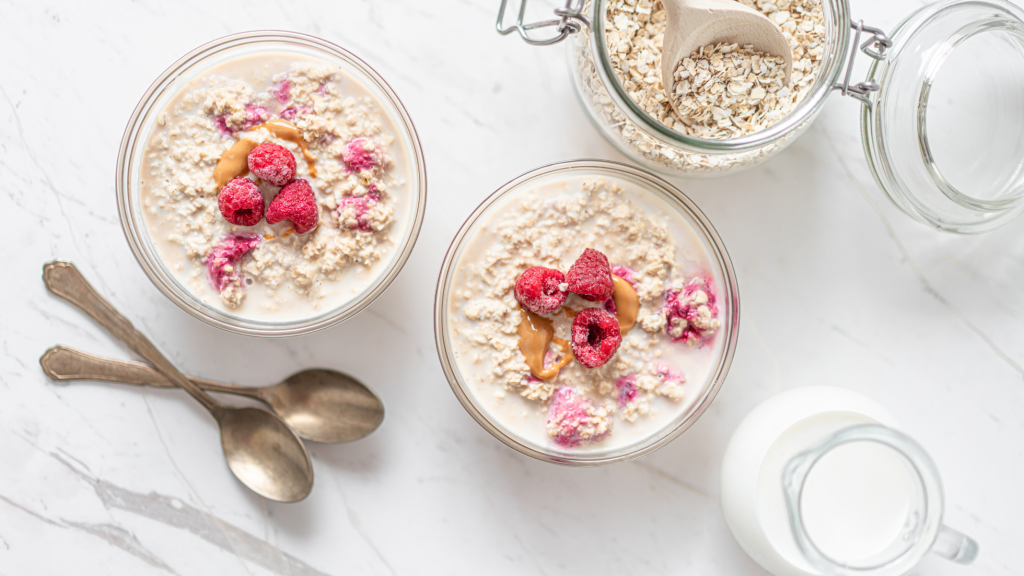 Esmorzar amb iogurt de coco, fruita i civada sense gluten